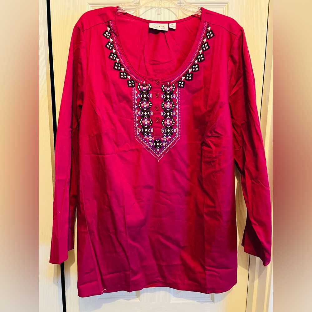 D&CO BNWOT Vibrant Fuchsia Embroidered Women's Blouse